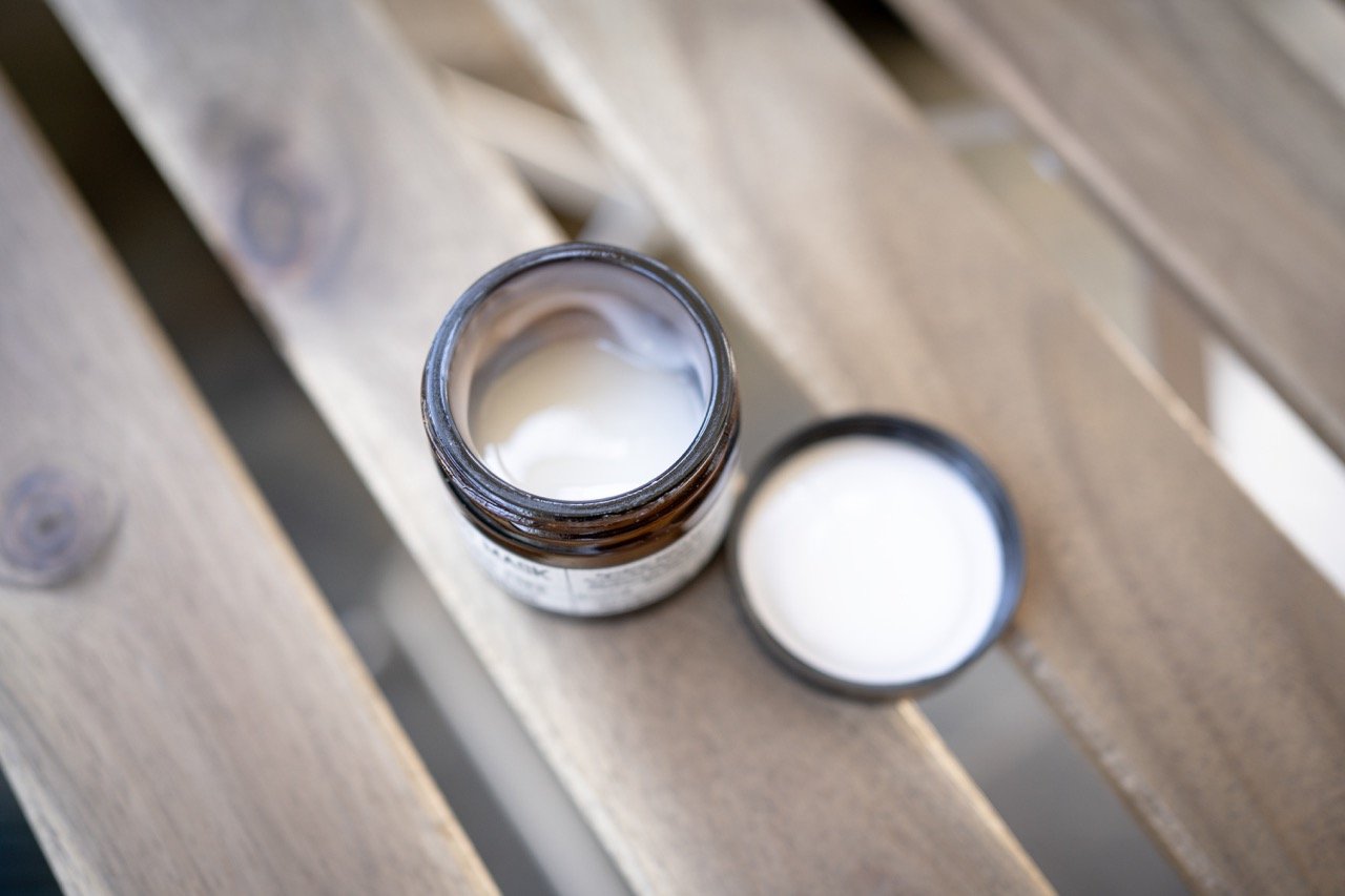 recipiente de creme hidratante aberto ilustrando um produto seguro para acne fúngica
